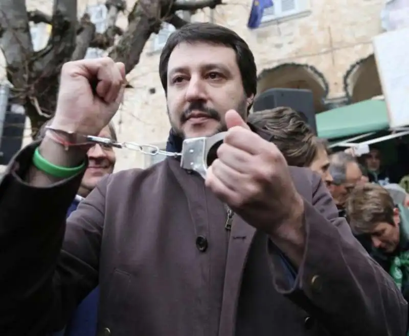 matteo salvini con le manette