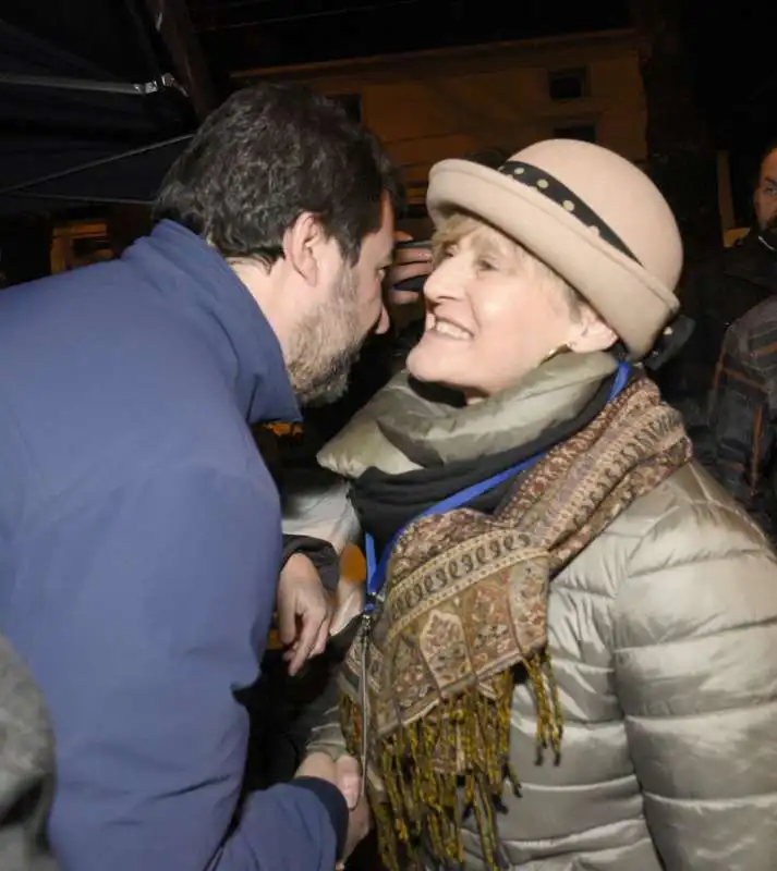 matteo salvini con paola pellinghelli, madre di tommy onofri 1