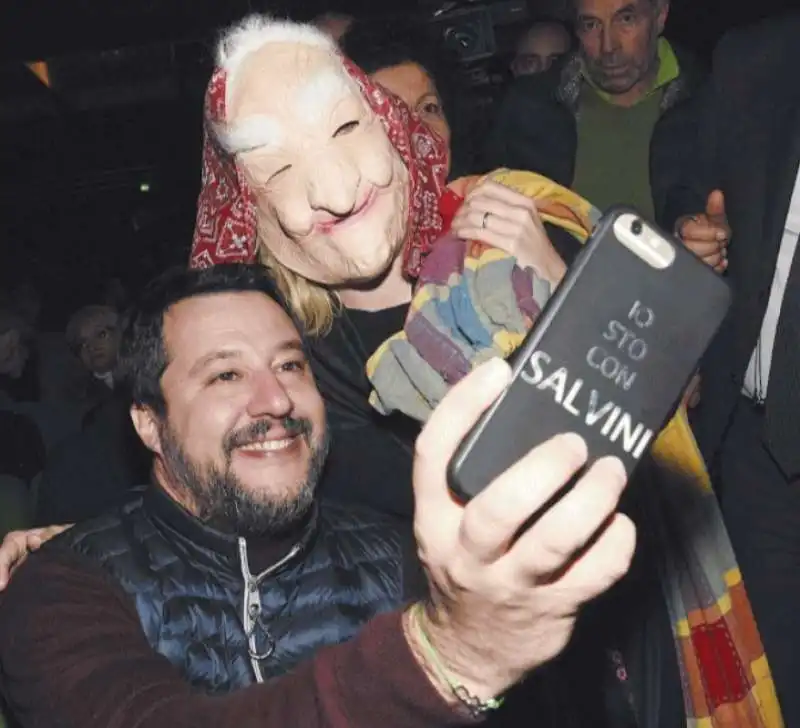 MATTEO SALVINI E IL SELFIE CON LA BEFANA