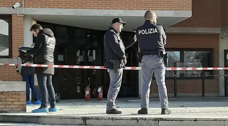 mestre, madre si da' fuoco davanti al tribunale