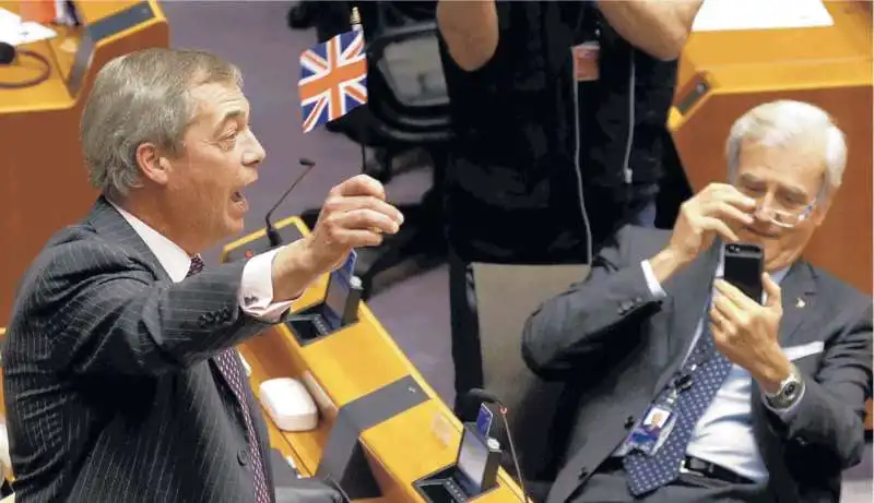 NIGEL FARAGE FILMATO DA ANTONIO MARIA RINALDI FESTEGGIA LA BREXIT ALL'EUROPARLAMENTO