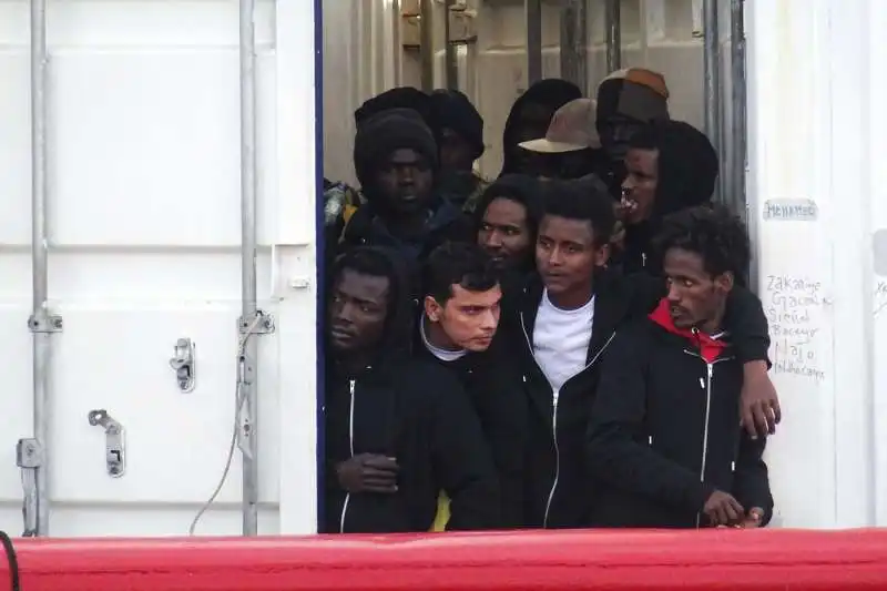 ocean viking, migranti sbarcano a taranto 6