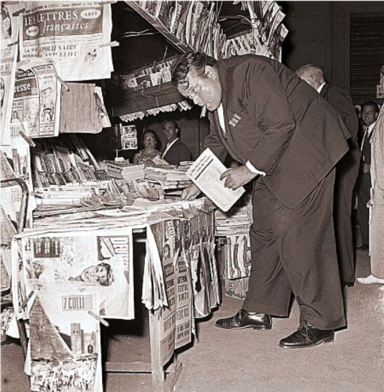 ORSON WELLES ACQUISTA I GIORNALI IN UN'EDICOLA DI VIA VENETO A ROMA