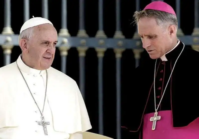 papa francesco bergoglio e monsignor gaenswein