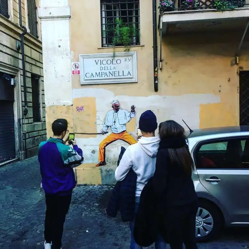 papa francesco in versione kill bill – murales di harrygreb 1