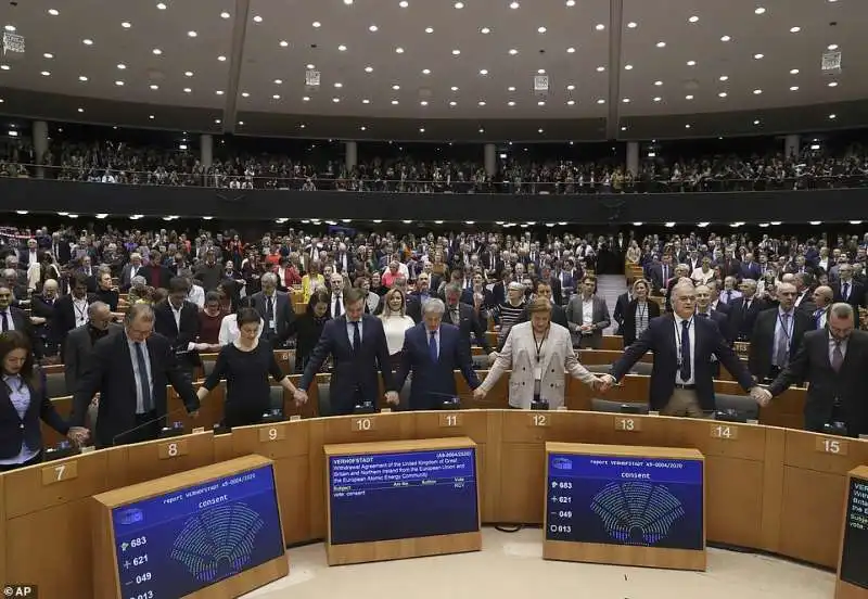 parlamentari europei cantano auld lang syne