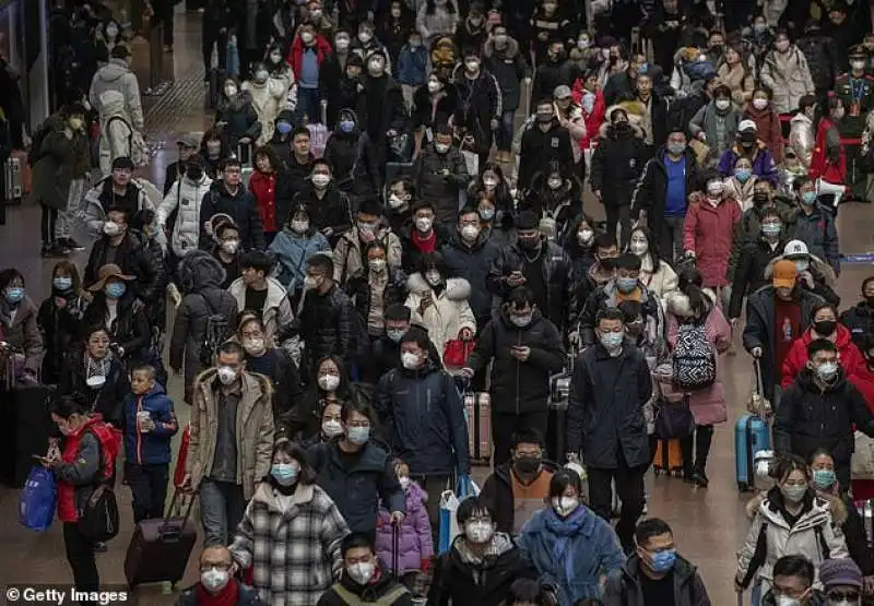 persone alla stazione di pechino