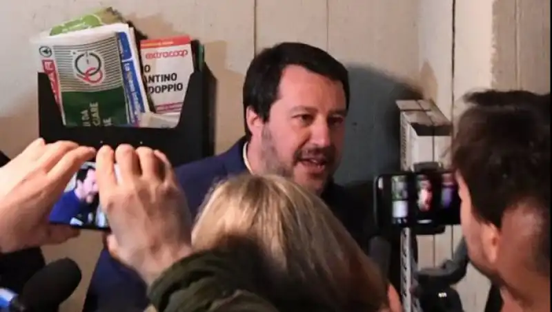 salvini al citofono