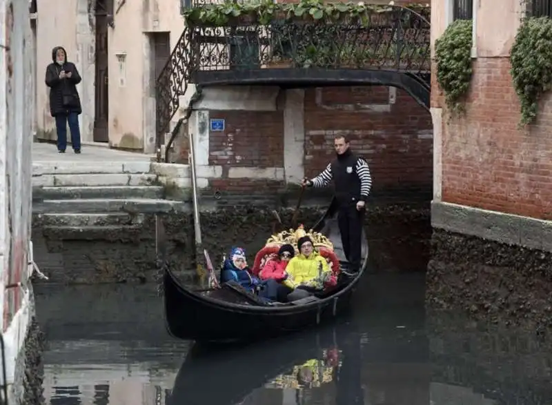 seche dea befana   la bassa marea da record a venezia 10