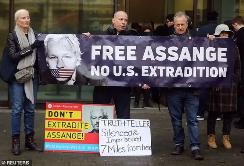 supporter di assange fuori dal tribunale di westminster 2