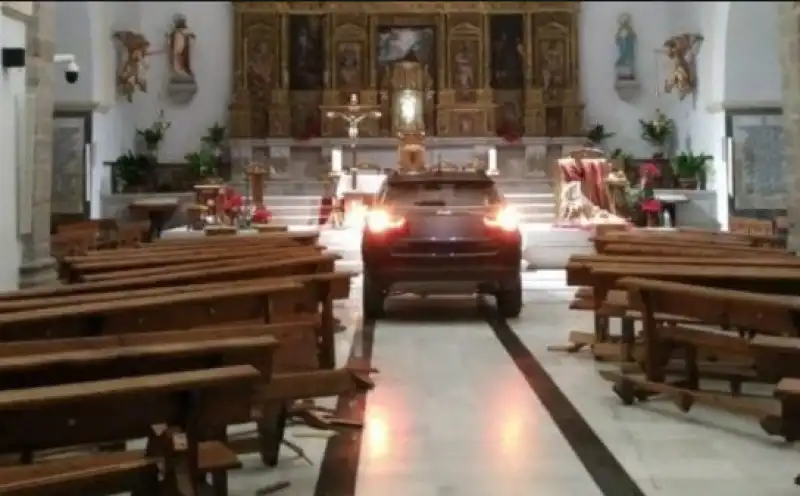 suv in chiesa