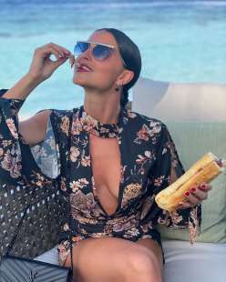 teresa langella con la baguette in mano alle maldive