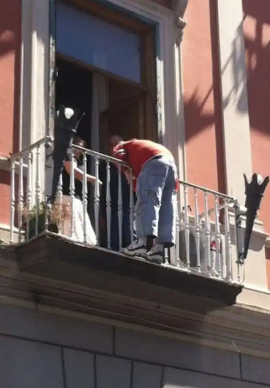 uomo al balcone 3