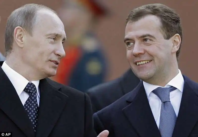 vladimir putin con medvedev nel 2008