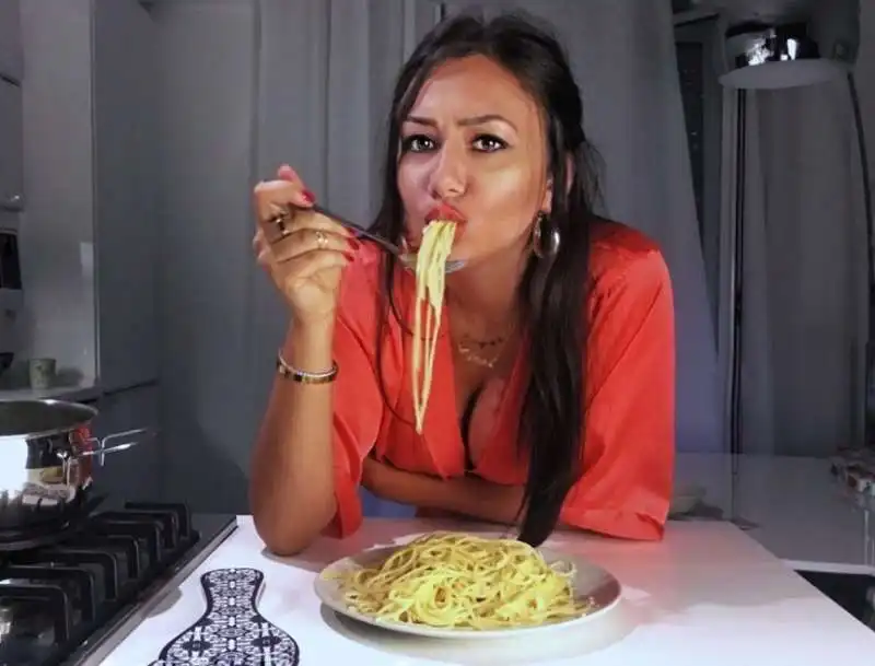 zia flavia food n' boobs  11