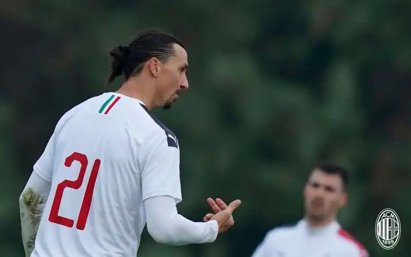 zlatan ibrahimovic in campo contro la rhodense 1