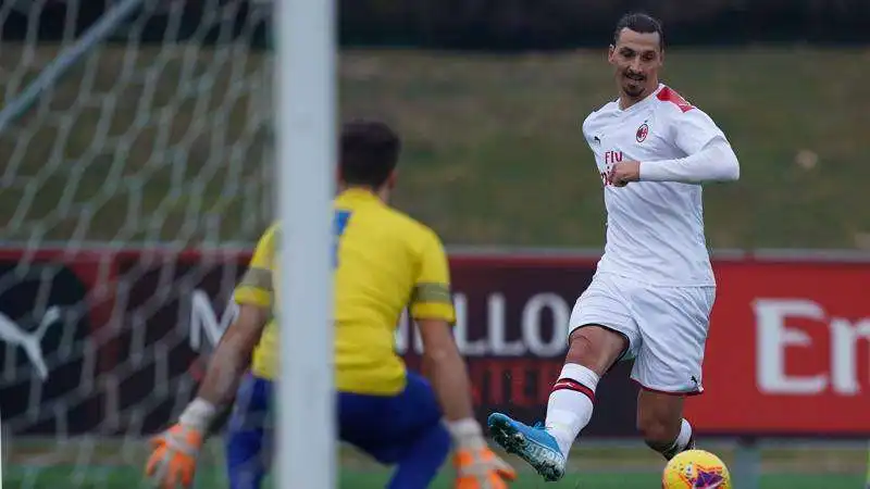 zlatan ibrahimovic in campo contro la rhodense