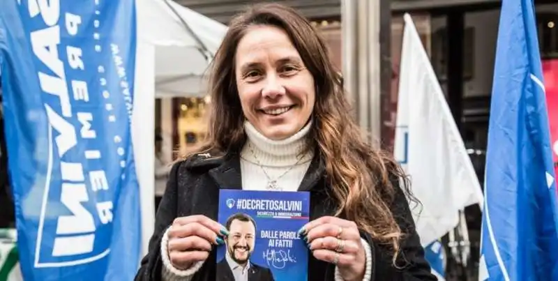 alessandra locatelli coi volantini di salvini