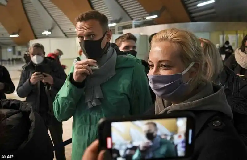 alexei navalny  e la moglie yulia arrivano a mosca 