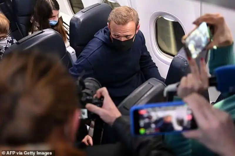 alexei navalny in aereo verso mosca 