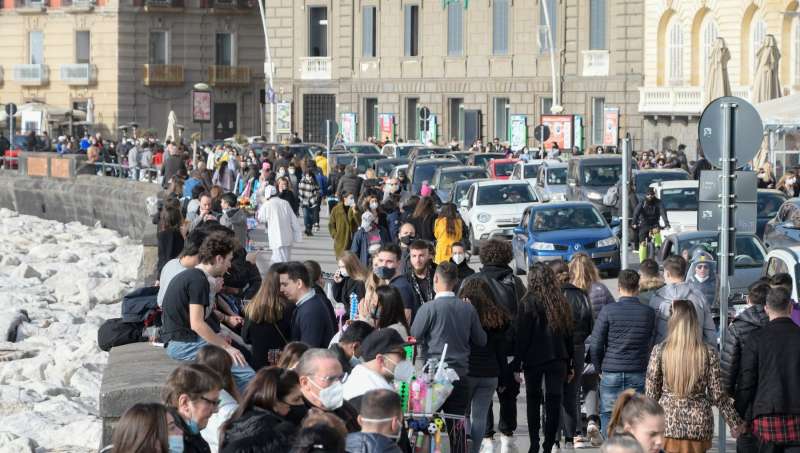 assembramenti a napoli 2