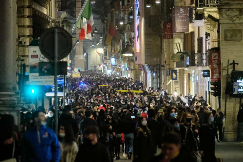 assembramenti a roma in via del corso