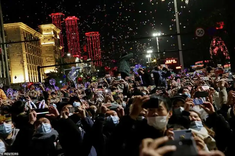 assembramenti di capodanno a wuhan 1