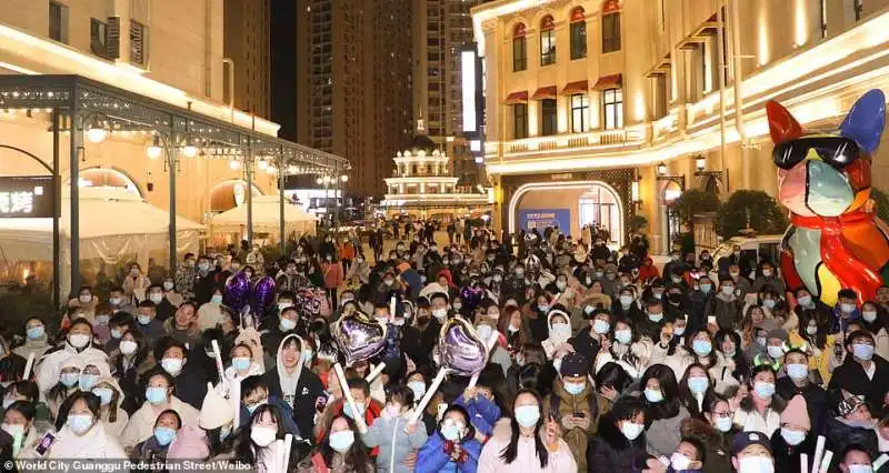 assembramenti di capodanno a wuhan 10