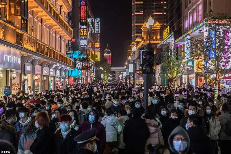 assembramenti di capodanno a wuhan 3