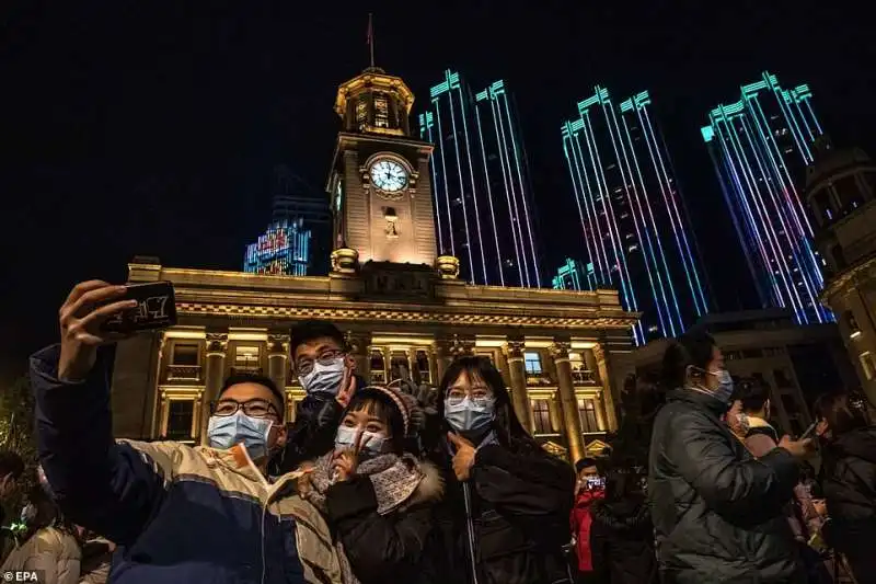 assembramenti di capodanno a wuhan 5