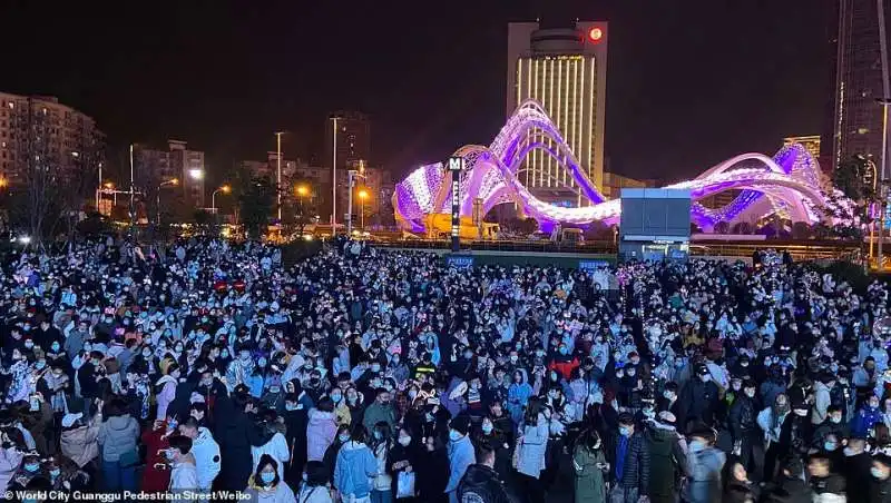 assembramenti di capodanno a wuhan 8