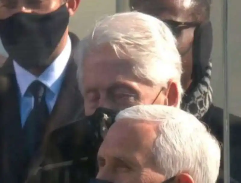 BILL CLINTON SI APPISOLA DURANTE IL DISCORSO DI BIDEN