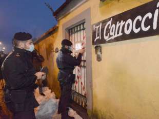 carabinieri alla trattoria il carroccio dopo la morte di franco colleoni 3