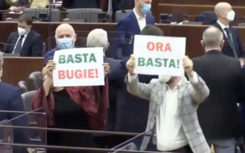 CARTELLONI CONTRO FONTANA IN CONSIGLIO REGIONALE