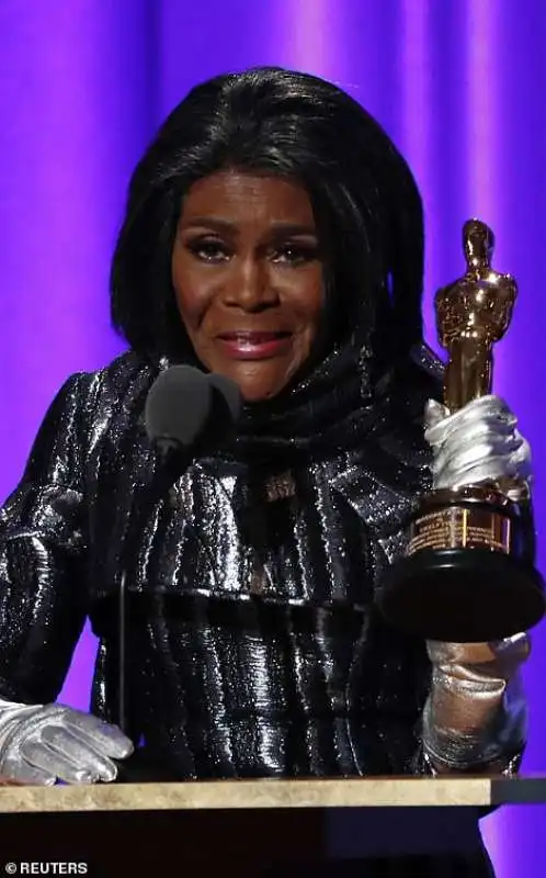 cicely tyson con l oscar alla carriera nel 2018