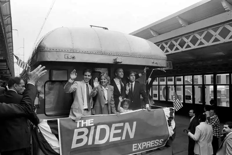 comizio di biden e famiglia sul treno   1987