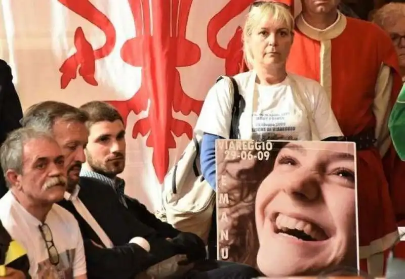 daniela rombi con la foto della figlia