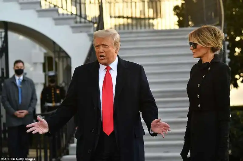  donald e melania trump lasciano la casa bianca2