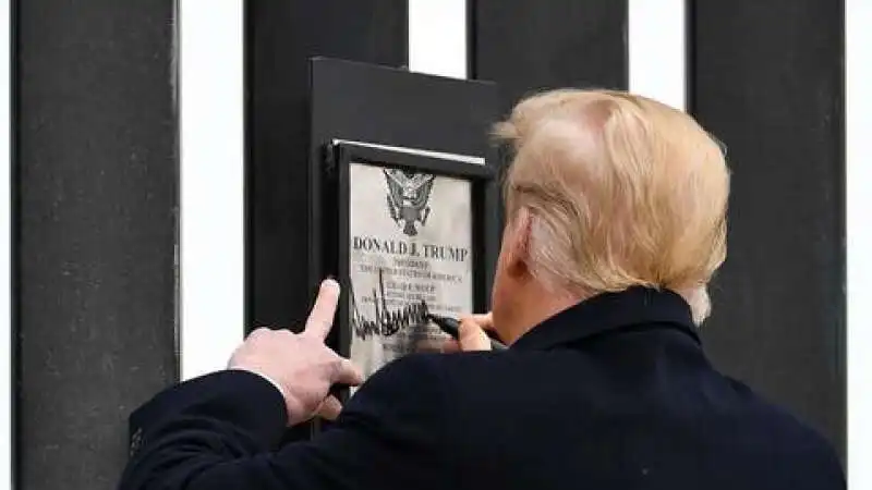 donald trump autografa il muro con il messico ad alamo 1