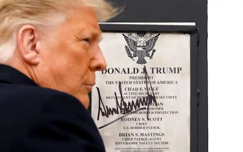 donald trump autografa il muro con il messico ad alamo  2