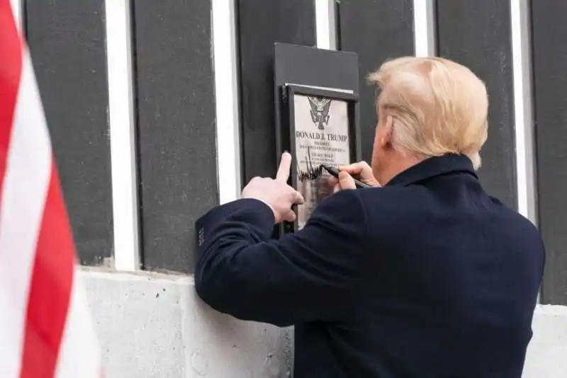  donald trump autografa il muro con il messico ad alamo 3