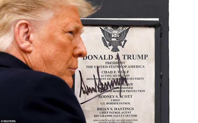 donald trump autografa il muro con il messico ad alamo 4