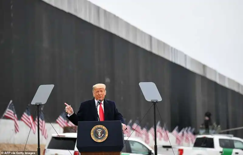 donald trump comizio ad alamo in texas davanti al muro con il messico