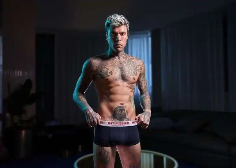 FEDEZ POSA PER INTIMISSIMI 