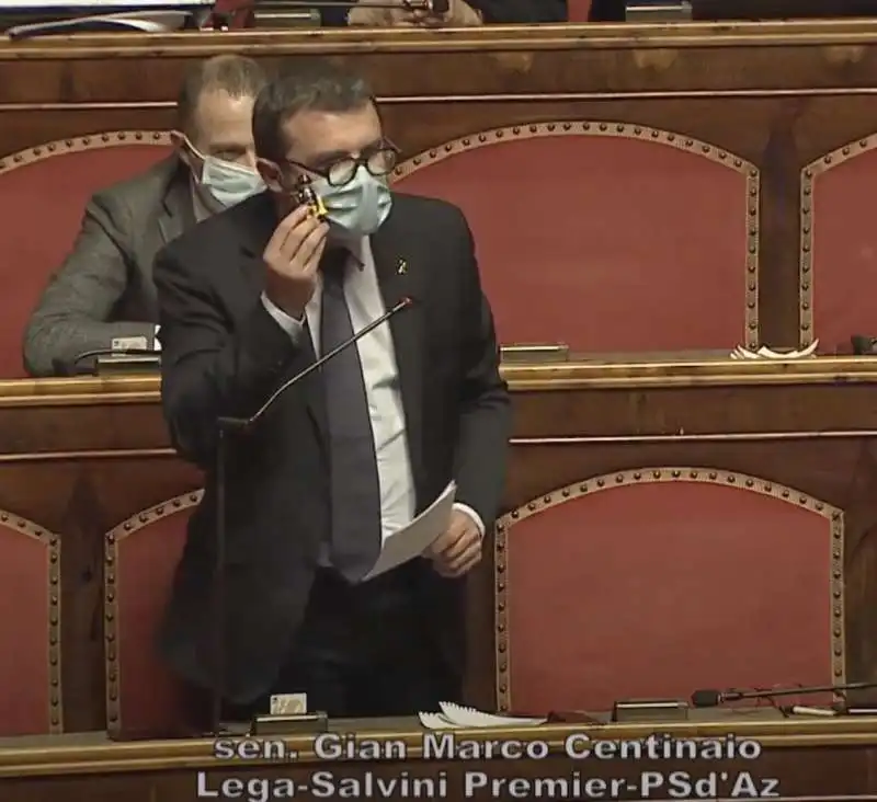 gian marco centinaio con il playmobil al senato 