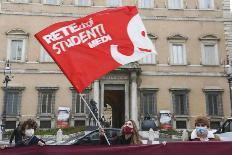 GLI STUDENTI CHIEDONO LA RIAPERTURA DELLE SCUOLE