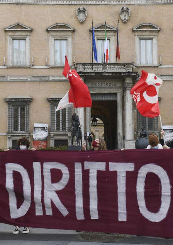 GLI STUDENTI CHIEDONO LA RIAPERTURA DELLE SCUOLE