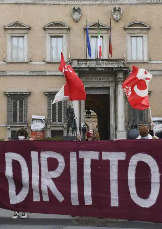 GLI STUDENTI CHIEDONO LA RIAPERTURA DELLE SCUOLE 