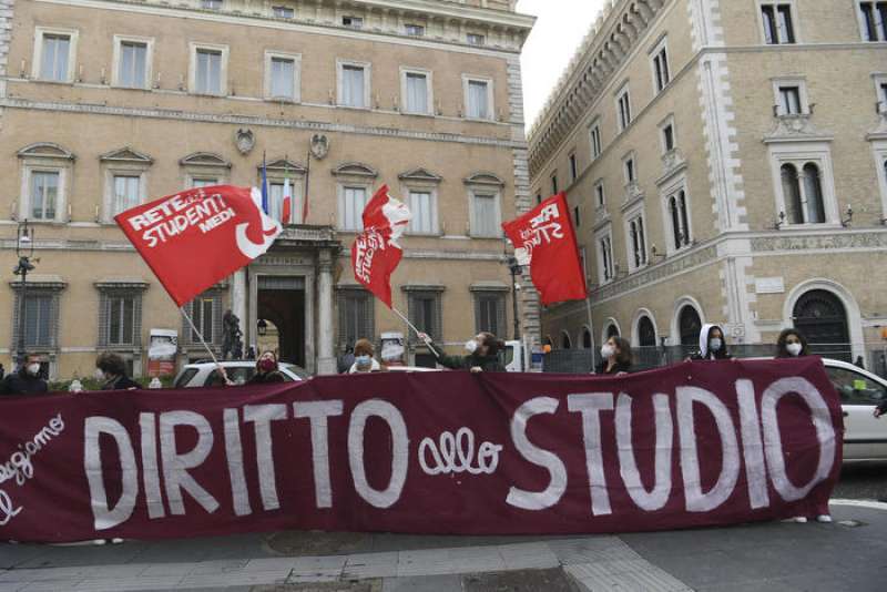 GLI STUDENTI CHIEDONO LA RIAPERTURA DELLE SCUOLE