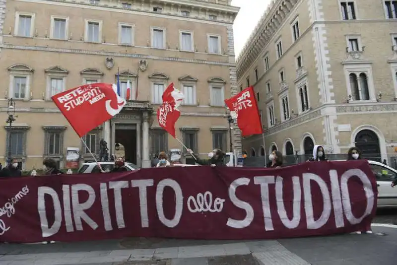 GLI STUDENTI CHIEDONO LA RIAPERTURA DELLE SCUOLE 